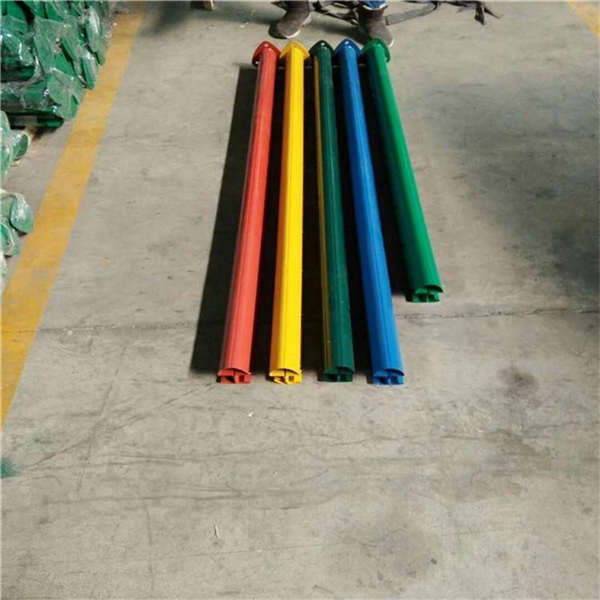 公園彩色折彎護(hù)欄 桃型柱圖片 護(hù)欄網(wǎng)立柱價格