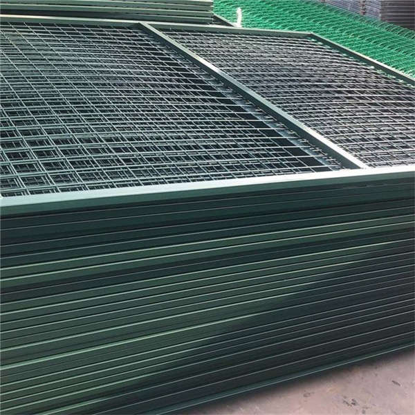 墨綠色邊框護(hù)欄 圈地圍欄網(wǎng) 綠色浸塑鐵絲護(hù)欄網(wǎng)