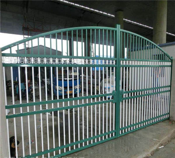 嚇阻小區(qū)圍墻護(hù)欄 別墅尖頭鋅鋼欄桿 工廠(chǎng)鋅鋼護(hù)欄網(wǎng)高度