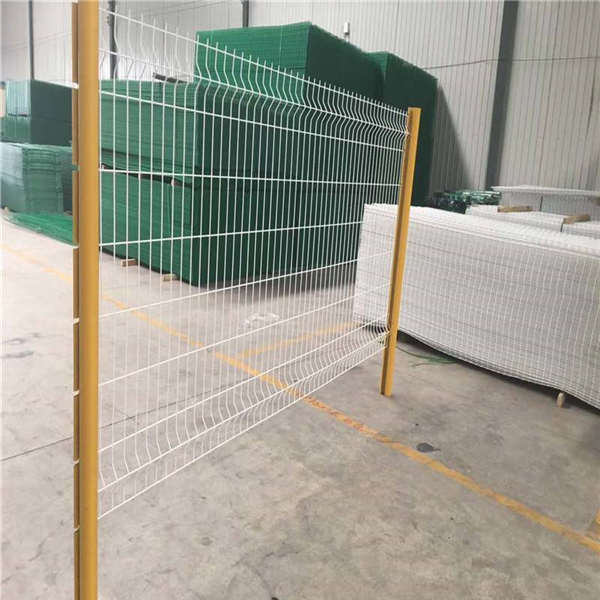 防腐防銹 桃型柱護欄網(wǎng) 公園三折彎柵欄隔離網(wǎng)鋼絲焊接網(wǎng)